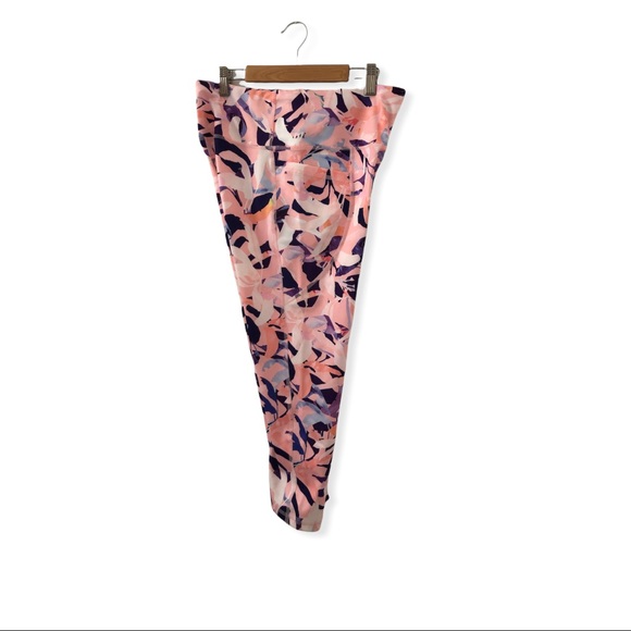 ππ½ββοΈbebe sport | Pink Floral Print Athletic Pocket Capri Pants - Picture 11 of 15